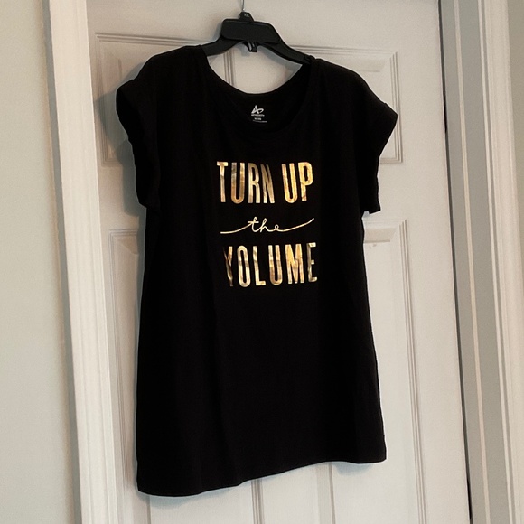 size XL, bust is up to 44 inches, turn up the volume shirt - Picture 6 of 8